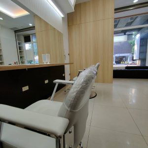 台中髮廊剪髮座位區｜乾淨明亮舒適空間